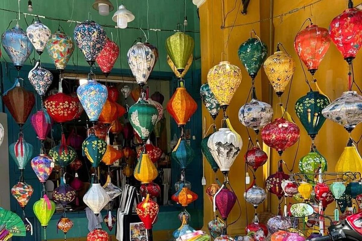 una exposició de gerros de vidre de colors en una botiga