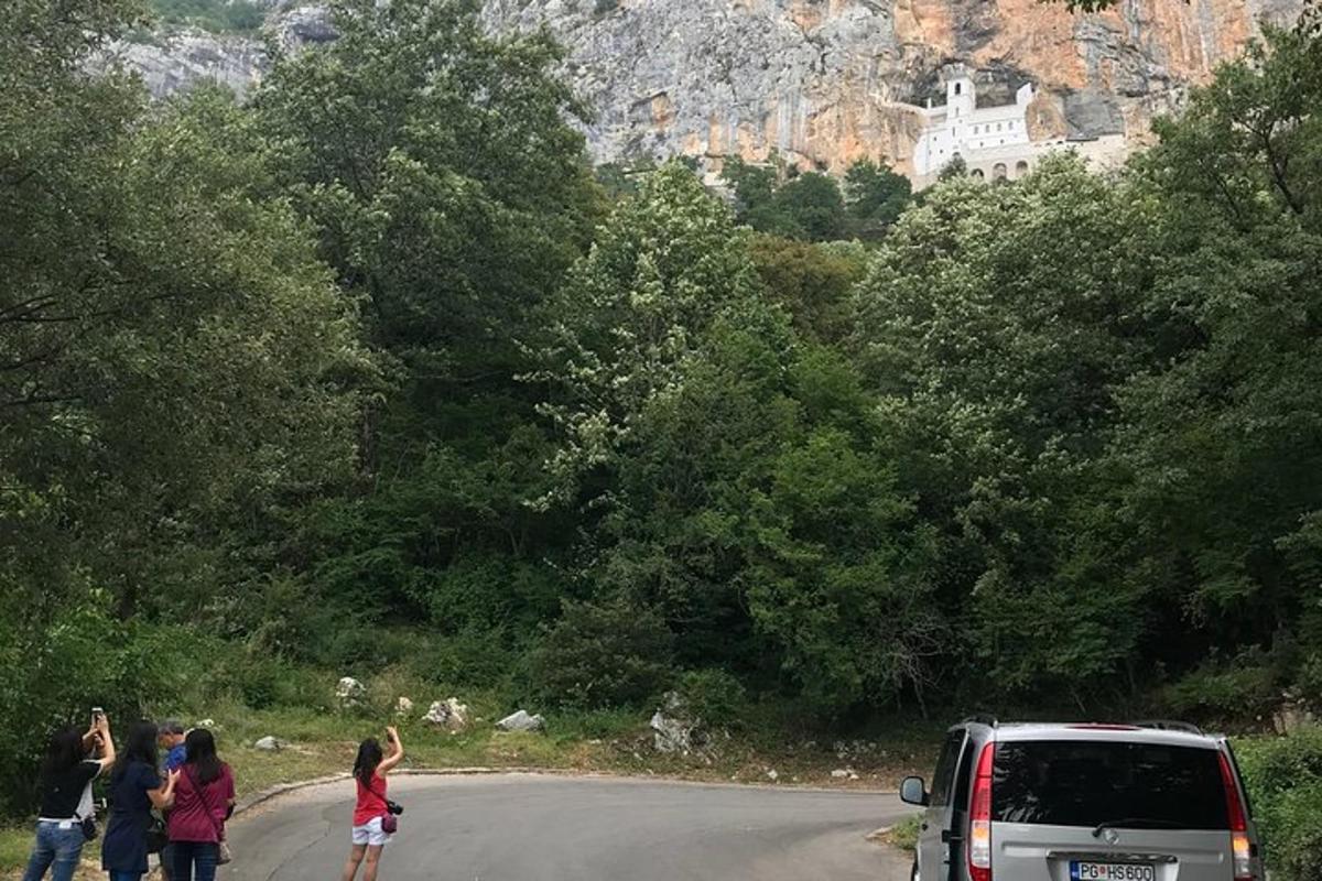 un grupo de personas de pie al costado de una carretera