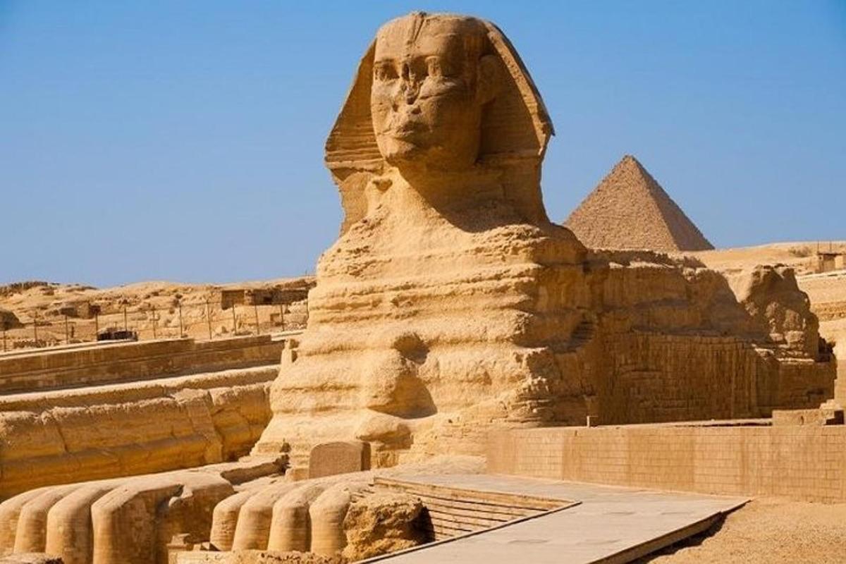 velká socha před pyramidami