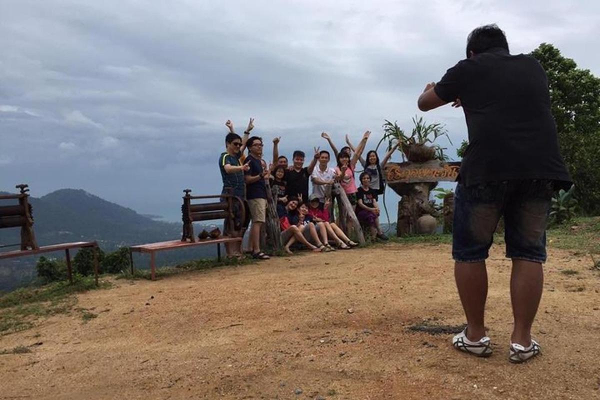 seorang pria mengambil gambar sekelompok orang