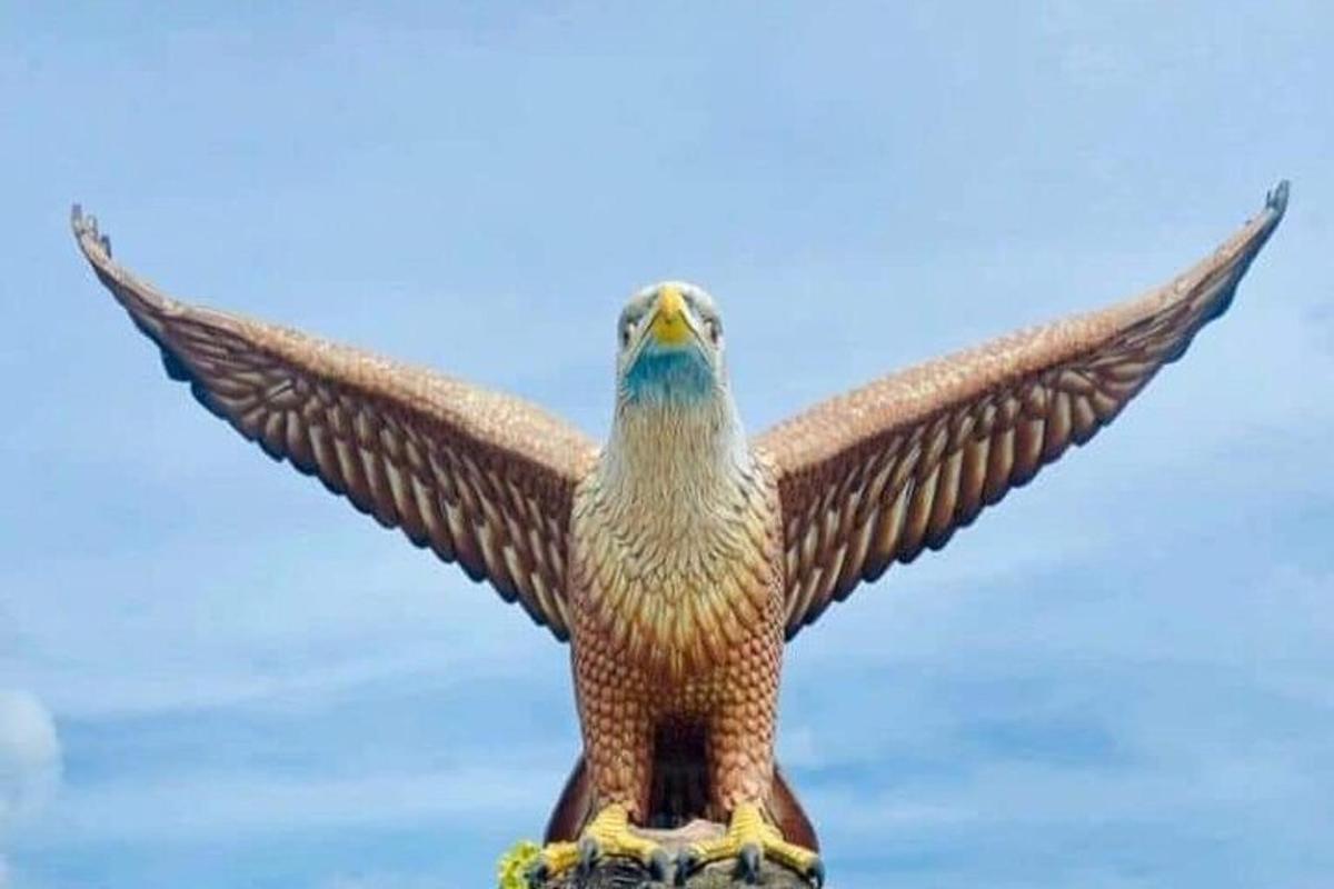 seekor burung besar dengan sayapnya terbentang