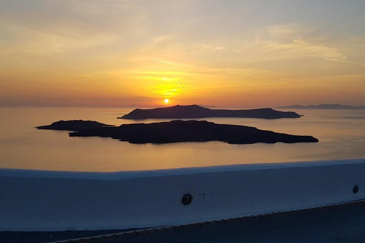 saulriets virs okeāna ar salu ūdenī