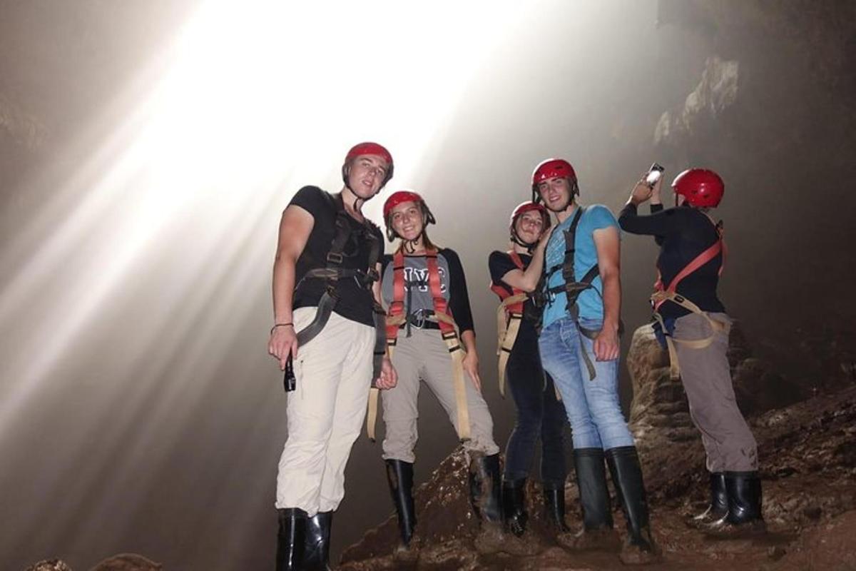 un grup de persones posant per a una foto en una cova