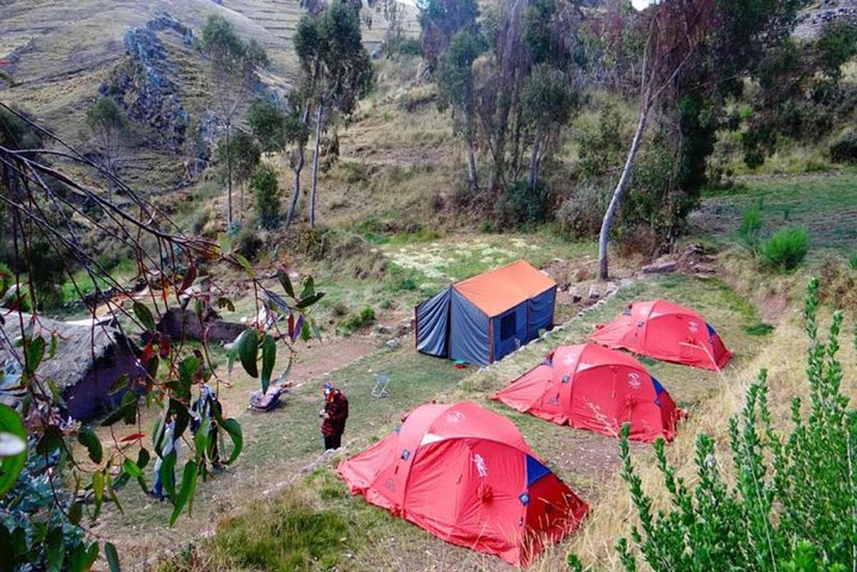 sekelompok tiga tenda di atas bukit dengan sepeda