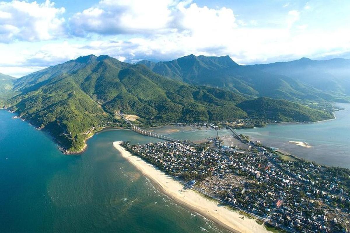 una vista aerea di una spiaggia vicino all'acqua