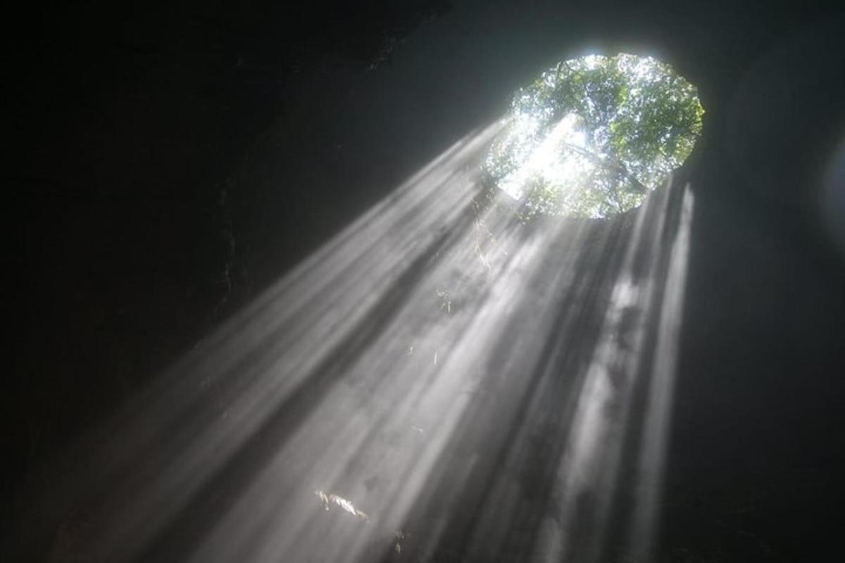 una imatge borrosa d'un sol brillant al carrer