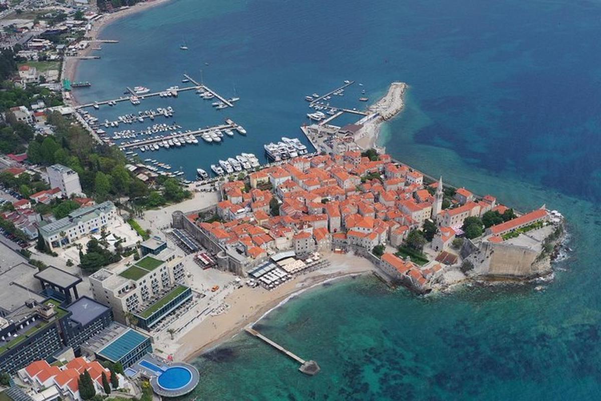 eine Luftaufnahme einer kleinen Insel im Wasser