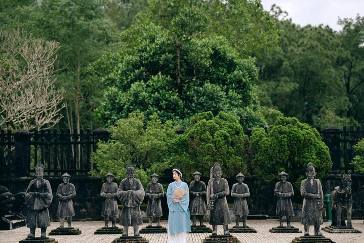 una donna in piedi davanti a un gruppo di statue
