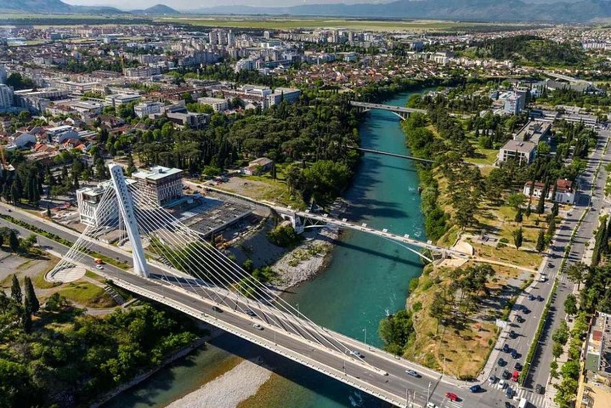 eine Luftaufnahme einer Brücke über einen Fluss