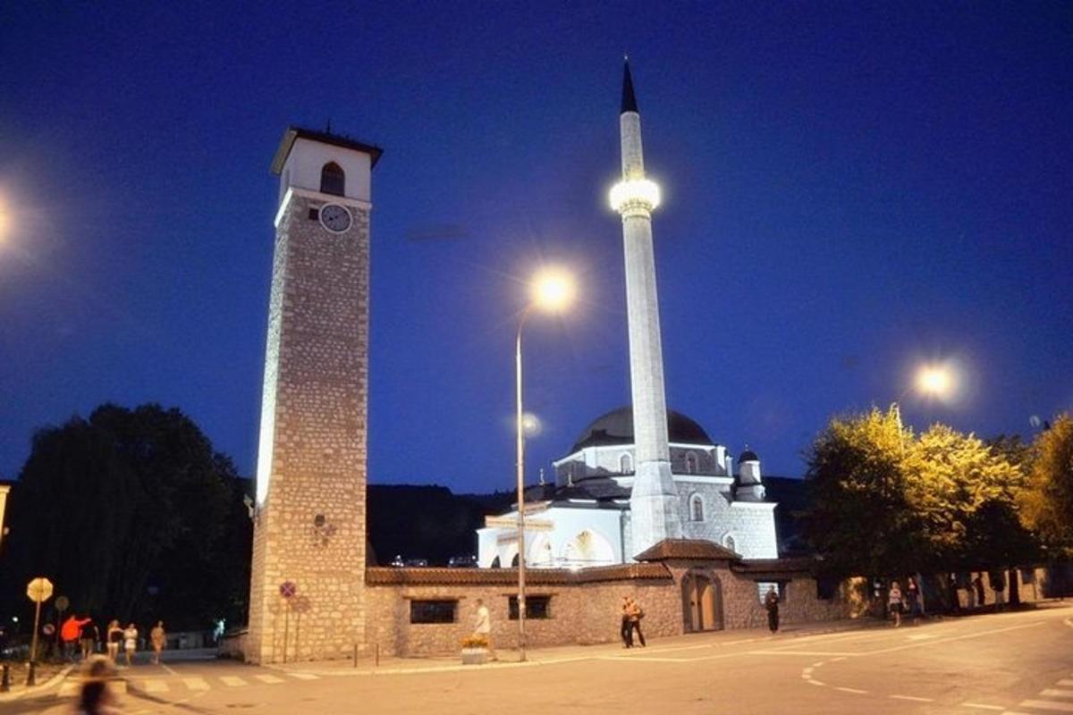 velika stavba z urnim stolpom pred njo