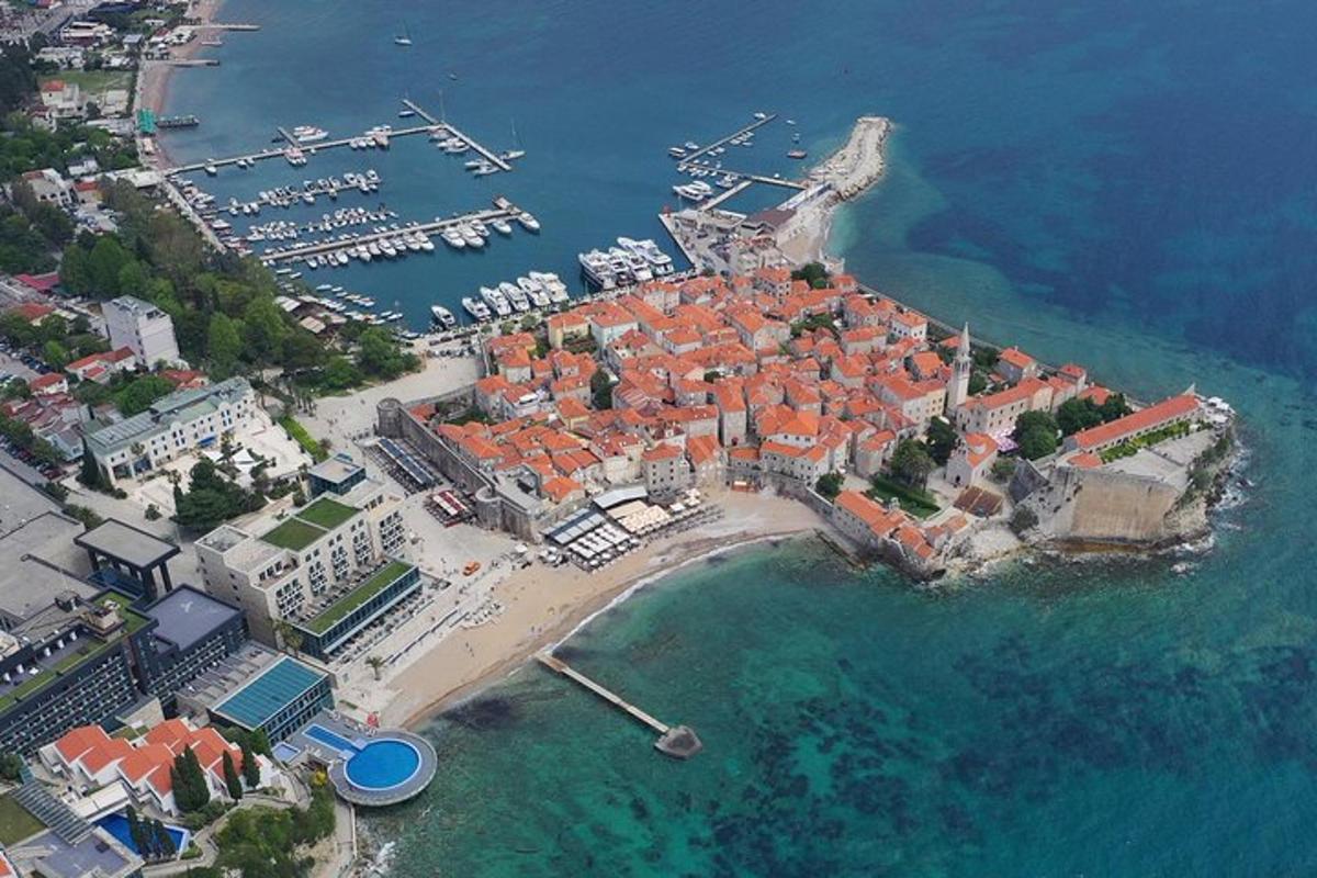 Μια εναέρια άποψη ενός μικρού νησιού στο νερό