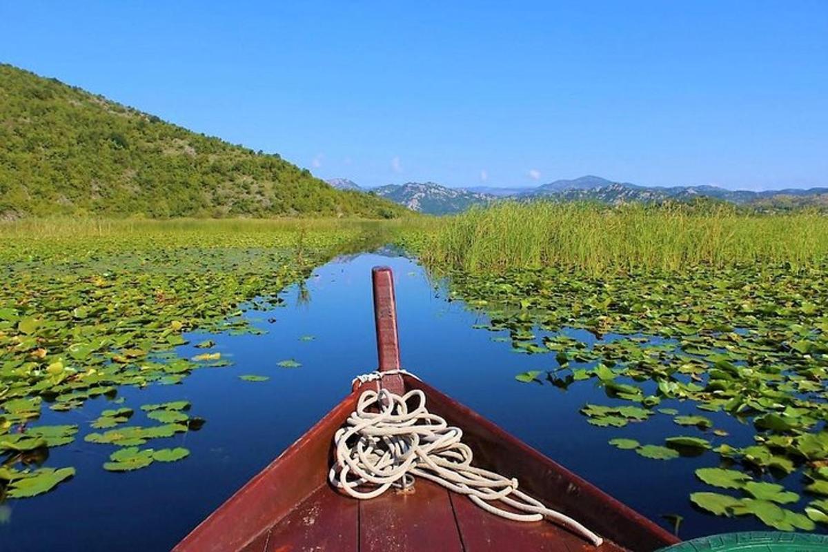 ein rotes Boot mit einem Seil auf einem Fluss