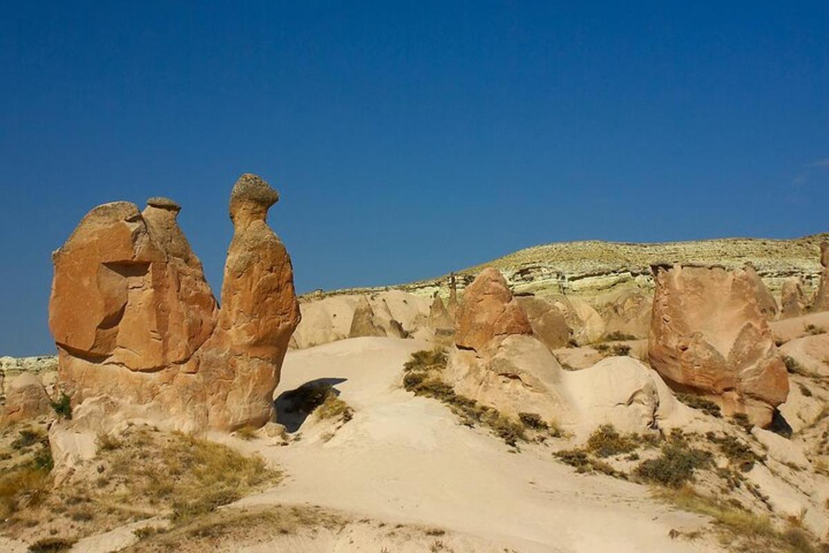 uma formação rochosa no deserto com um céu azul