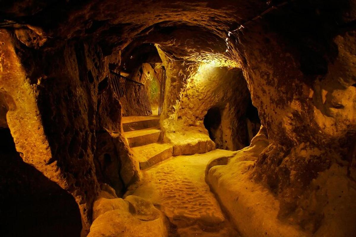 zasněžený tunel se schody v jeskyni
