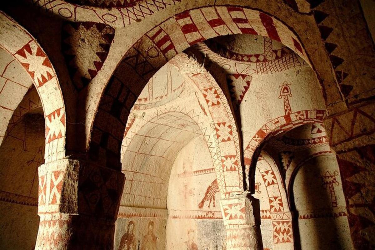 uma sala com uma pintura nas paredes de um edifício