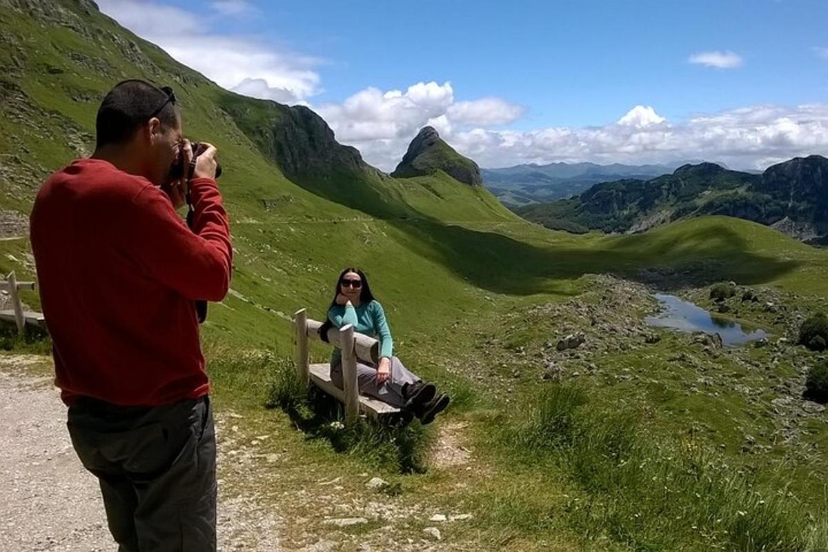 Maður tekur mynd af konu sitjandi á bekk