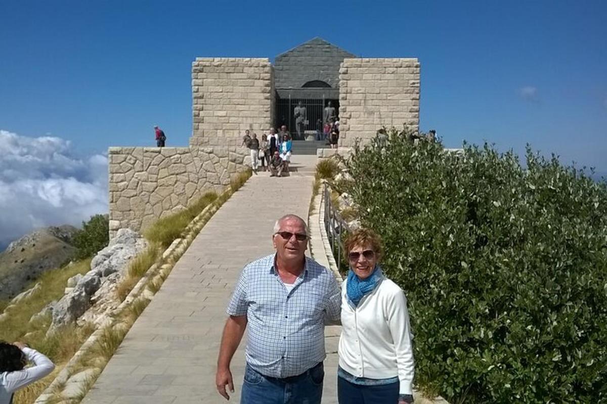 un home i una dona drets davant d'un edifici