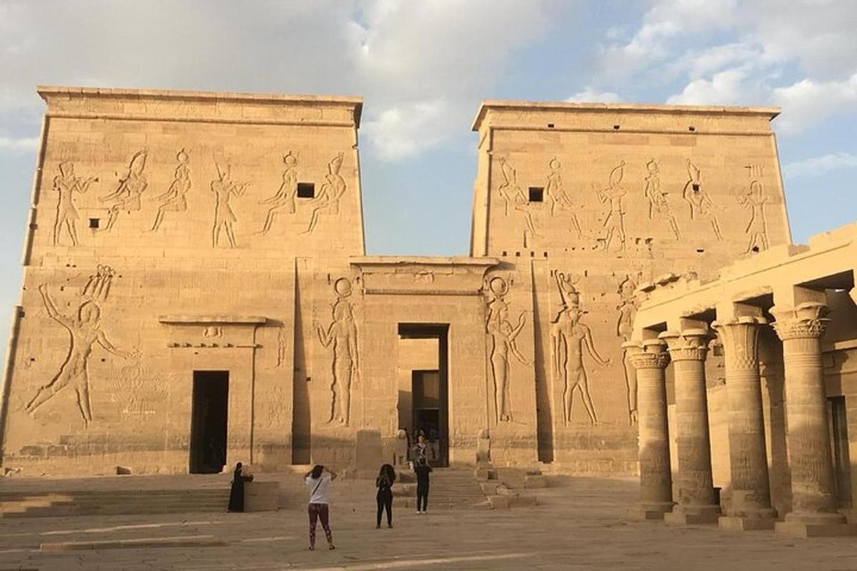 un grande edificio con disegni sui lati