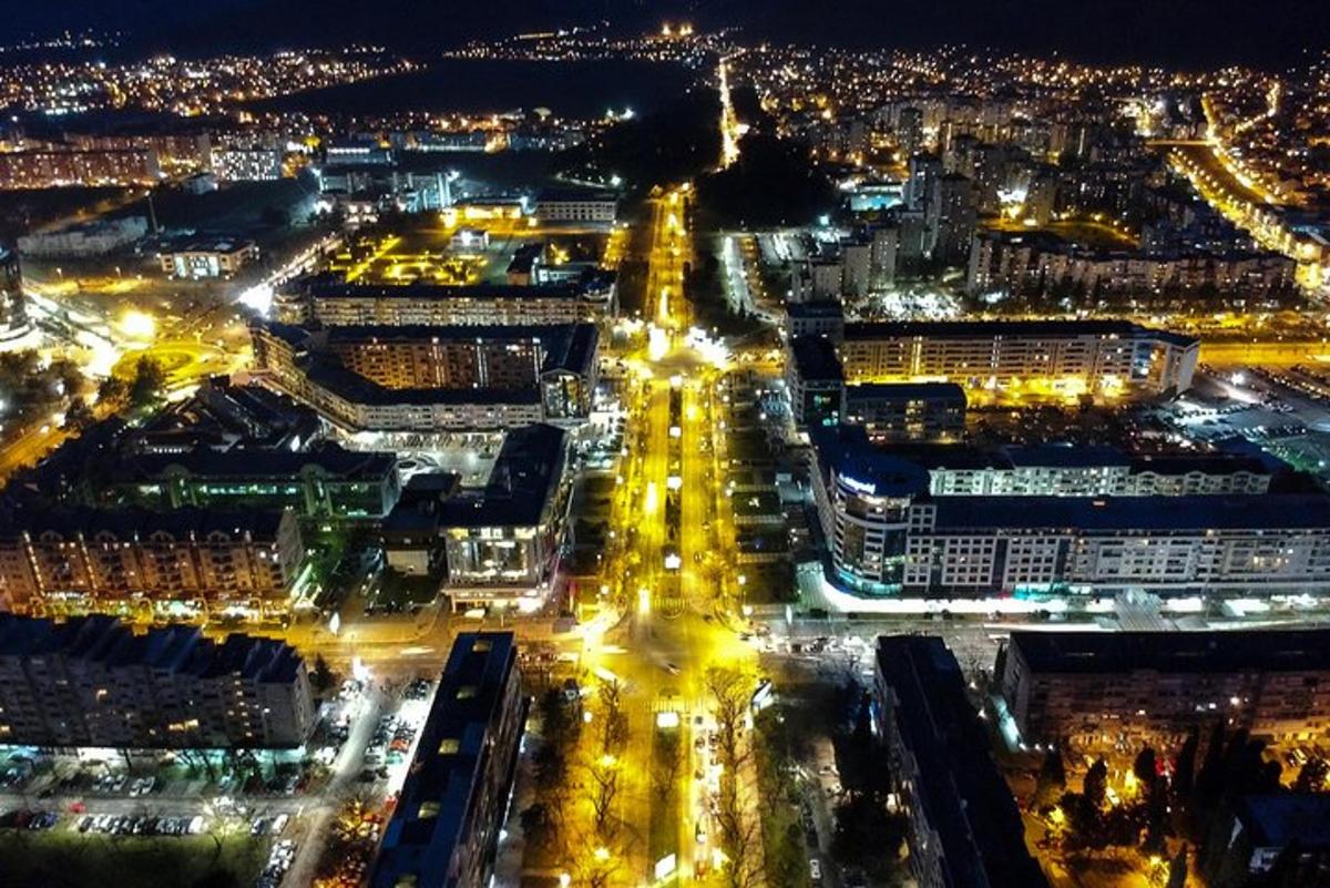 una vista aèria d'una ciutat de nit