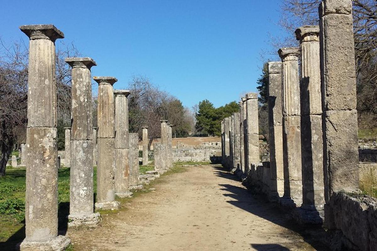 μια σειρά από πέτρινες κολώνες σε ένα νεκροταφείο