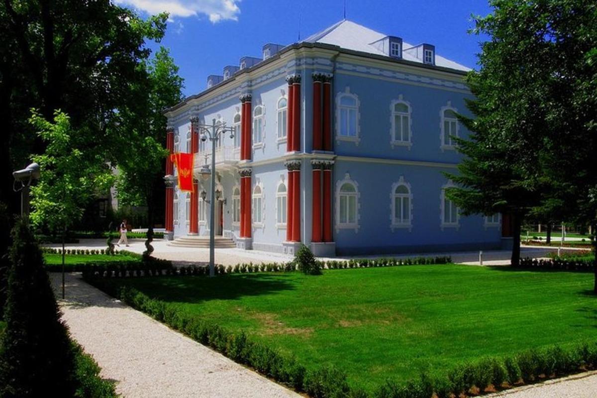 un gran edifici blau i vermell amb un pati verd