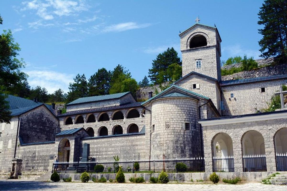 un gran edifici de maó amb una torre i una església