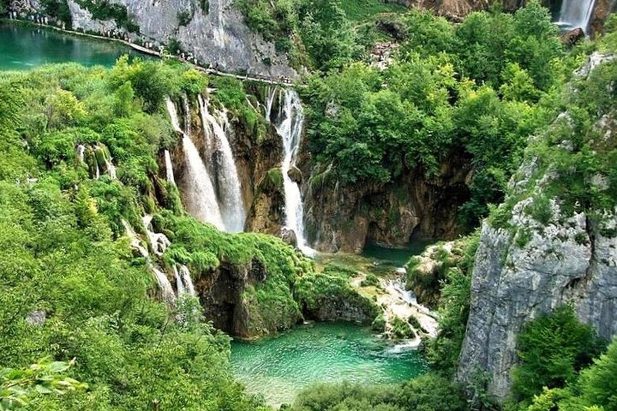 un gruppo di cascate in un fiume in un canyon