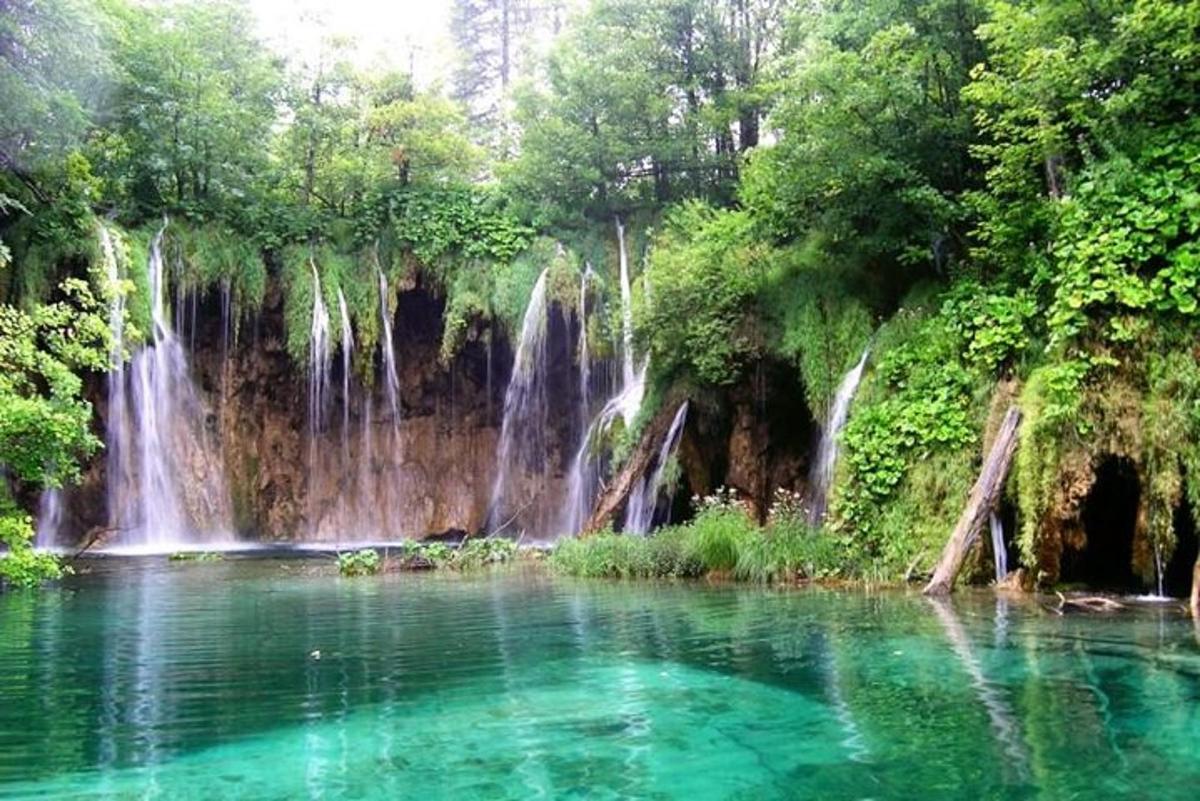 una pozza d'acqua di fronte a una cascata