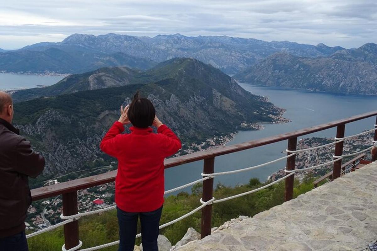 una mujer tomando una fotografía de un cuerpo de agua