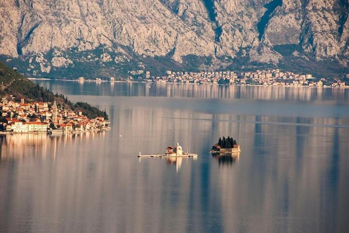 jezero z majhnim otokom sredi mesta