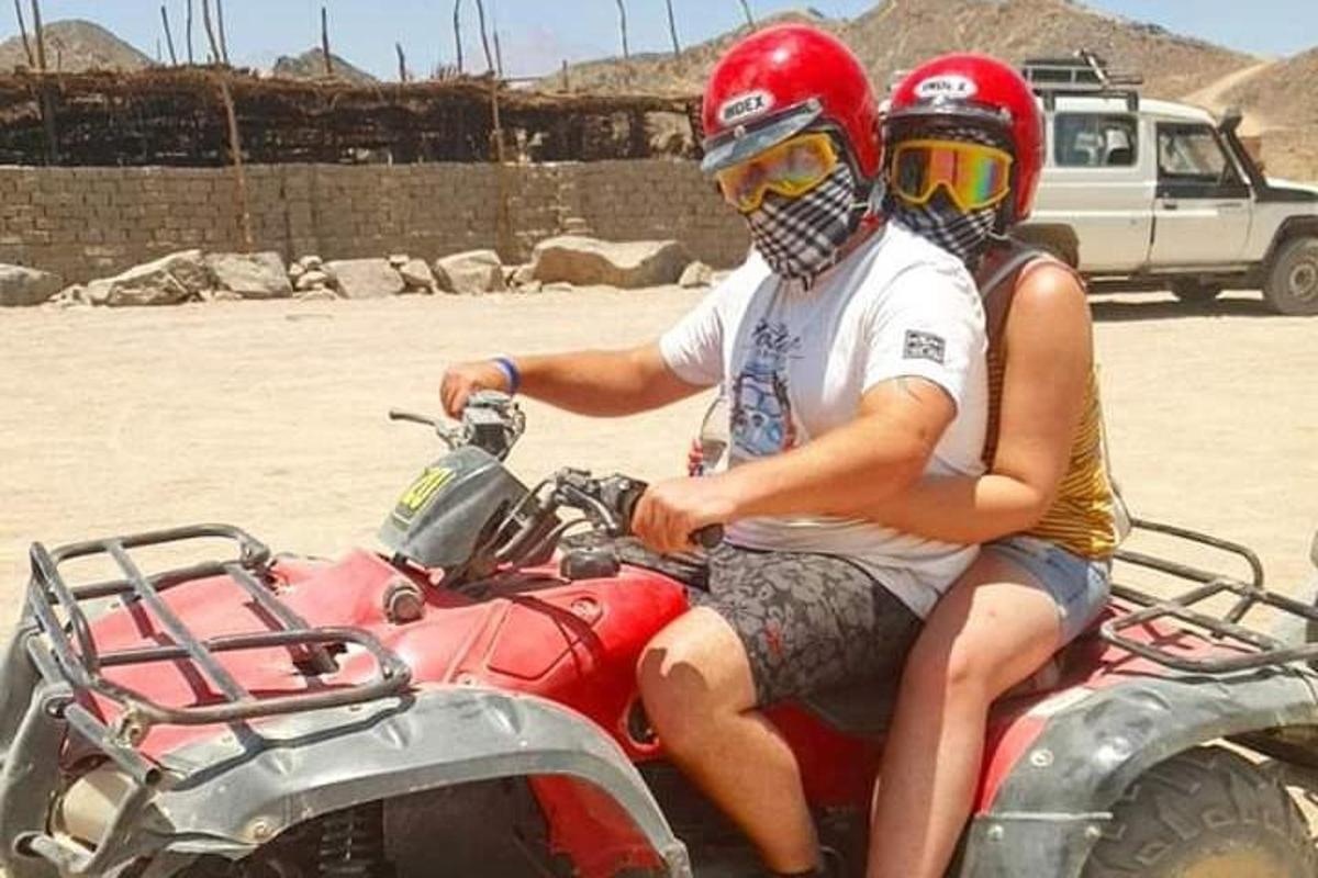 muž a žena sedící na motorce