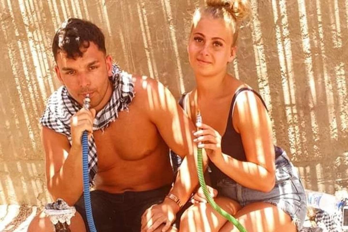 muž a žena držící zvedací lano