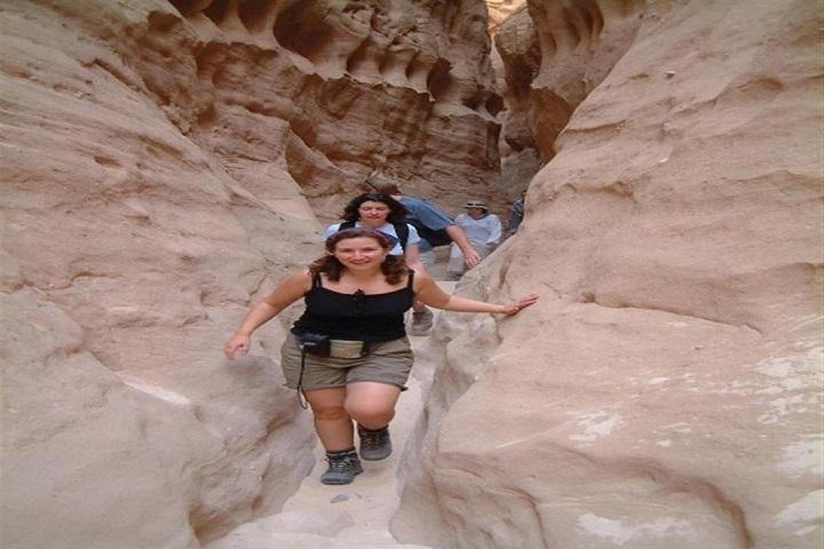 due persone che camminano attraverso un canyon nel deserto