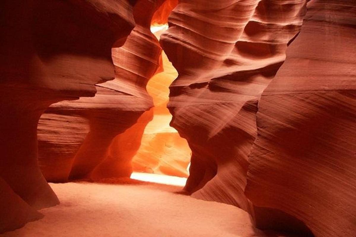 una vista di un canyon a fessura nel deserto