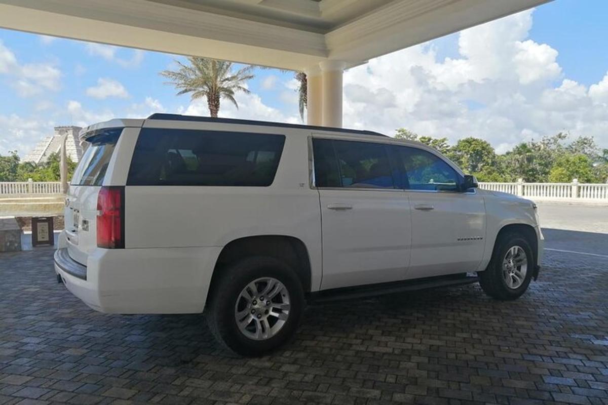 biele SUV zaparkované pod budovou