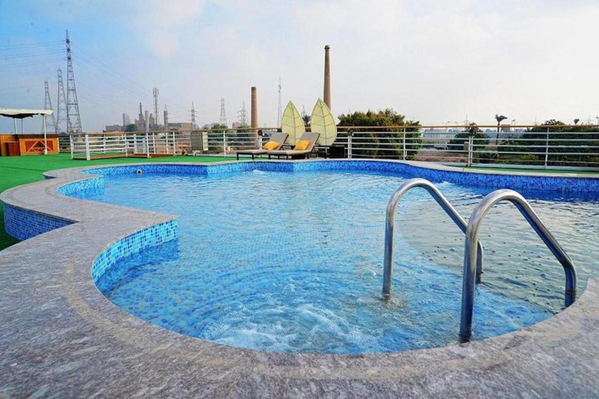 una gran piscina en la parte superior de un edificio