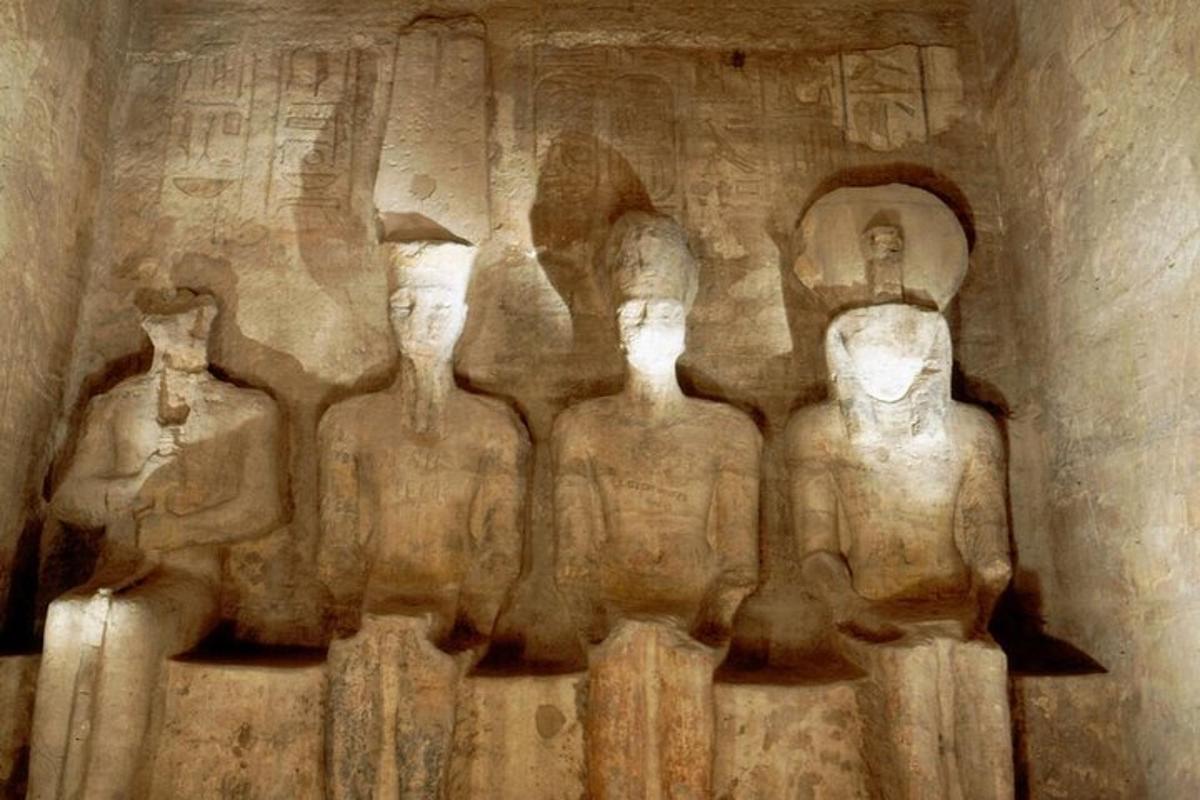 Un relieve de un grupo de personas en una pared.