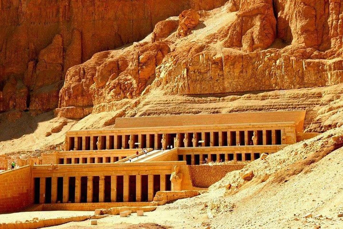 un edifici en un canyó amb una muntanya