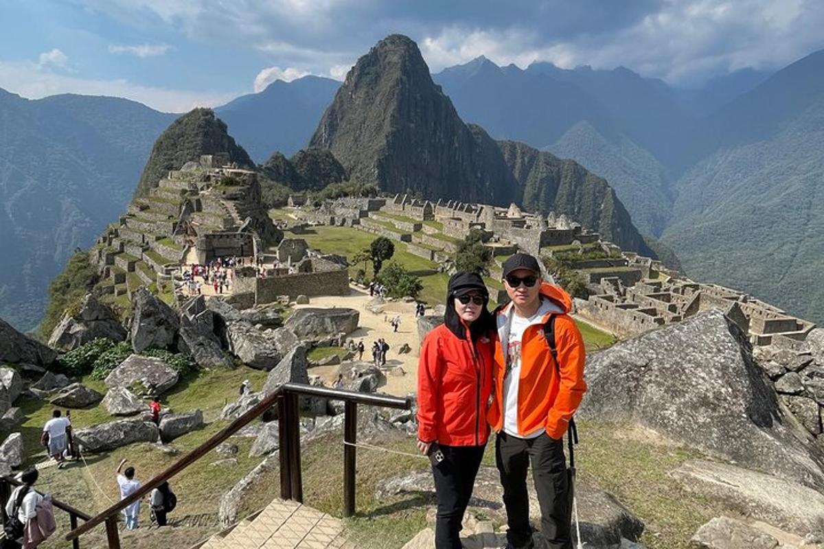 een man en een vrouw staan op de top van een berg