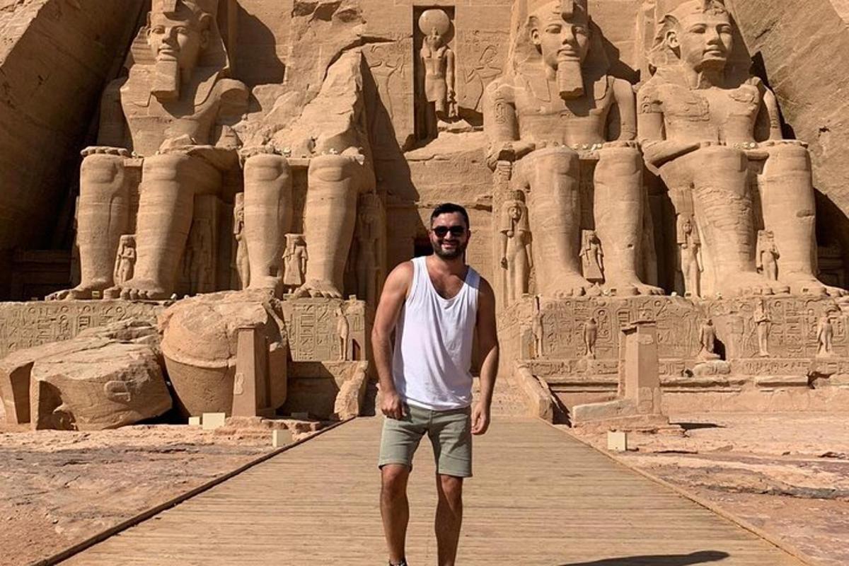 un uomo è in piedi davanti agli Araoh