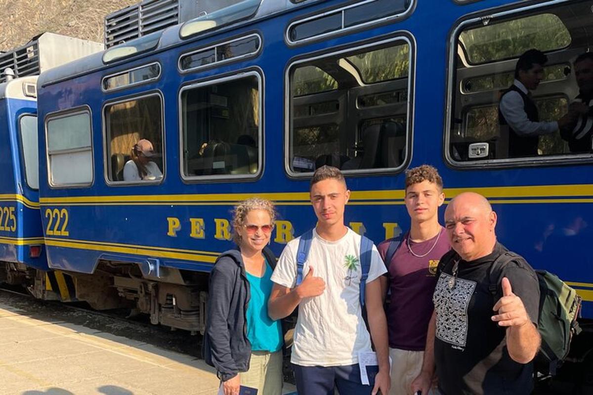een groep mensen die voor een trein staan