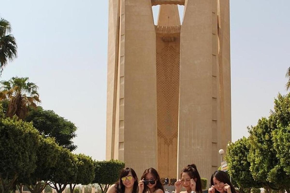 un gruppo di donne che camminano davanti a una torre dell'orologio