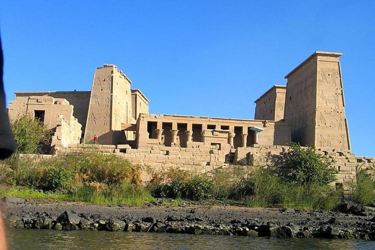 un edifici amb dues torres a la vora d'un riu