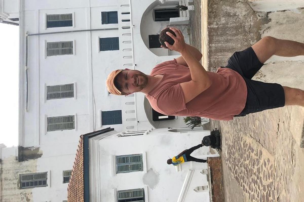 un uomo in piedi sul lato di un edificio