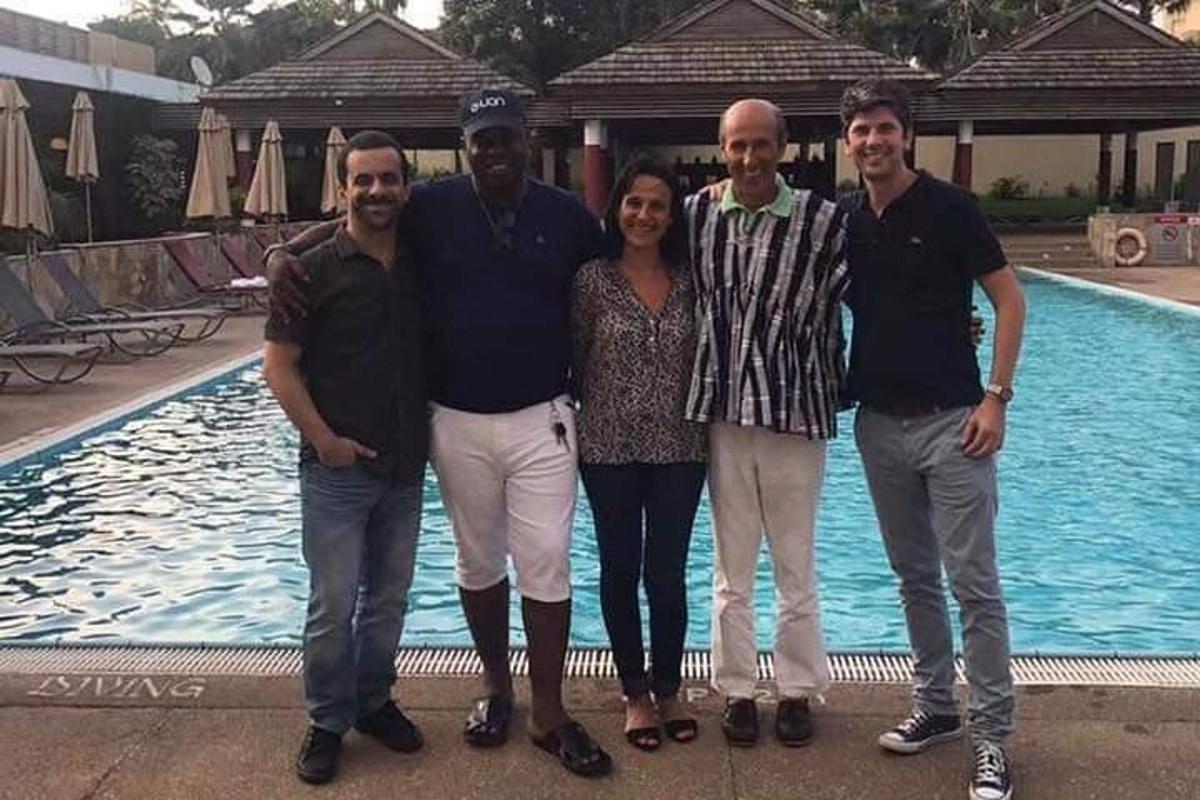 un gruppo di persone in piedi davanti a una piscina