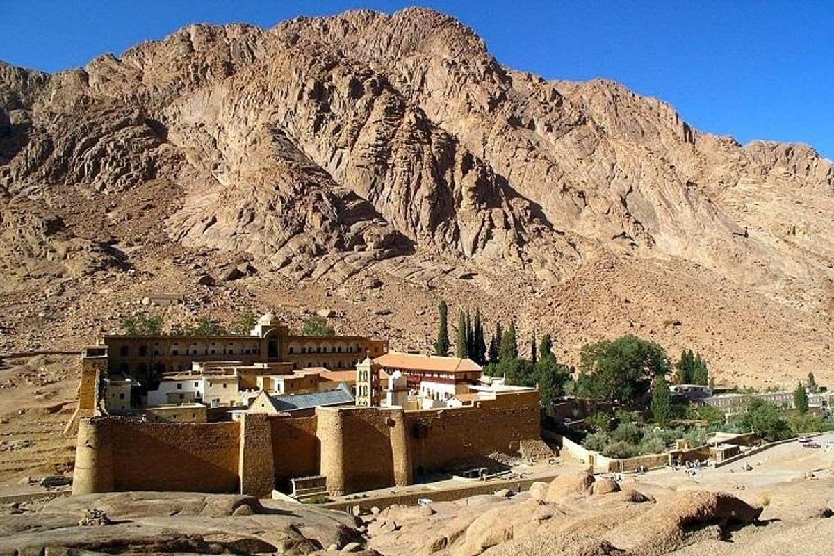 un edifici al desert amb una muntanya al fons