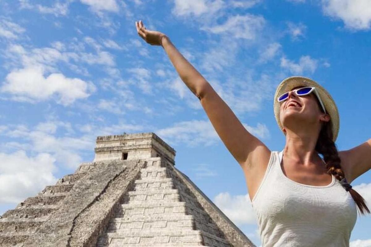 uma mulher em pé no topo de uma pirâmide