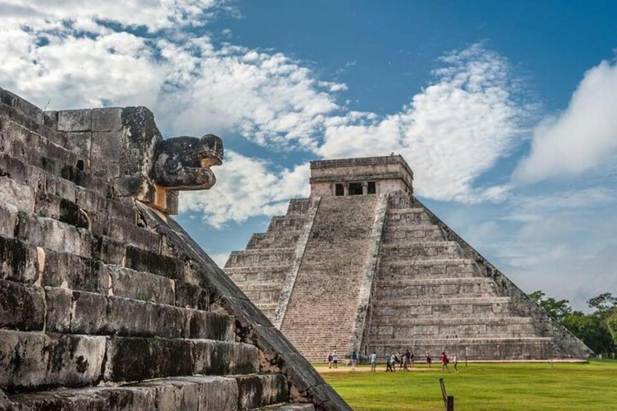 uma pirâmide nas ruínas maias