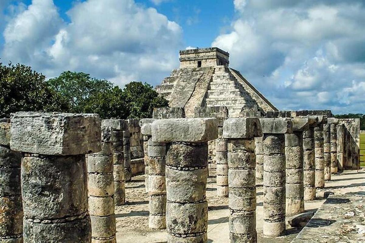 isang hilera ng mga haligi sa harap ng isang pyramid