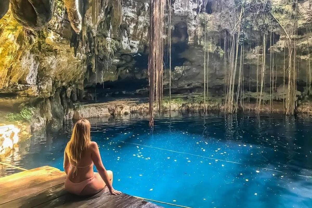 isang babaeng nakaupo sa tubig sa isang kuweba